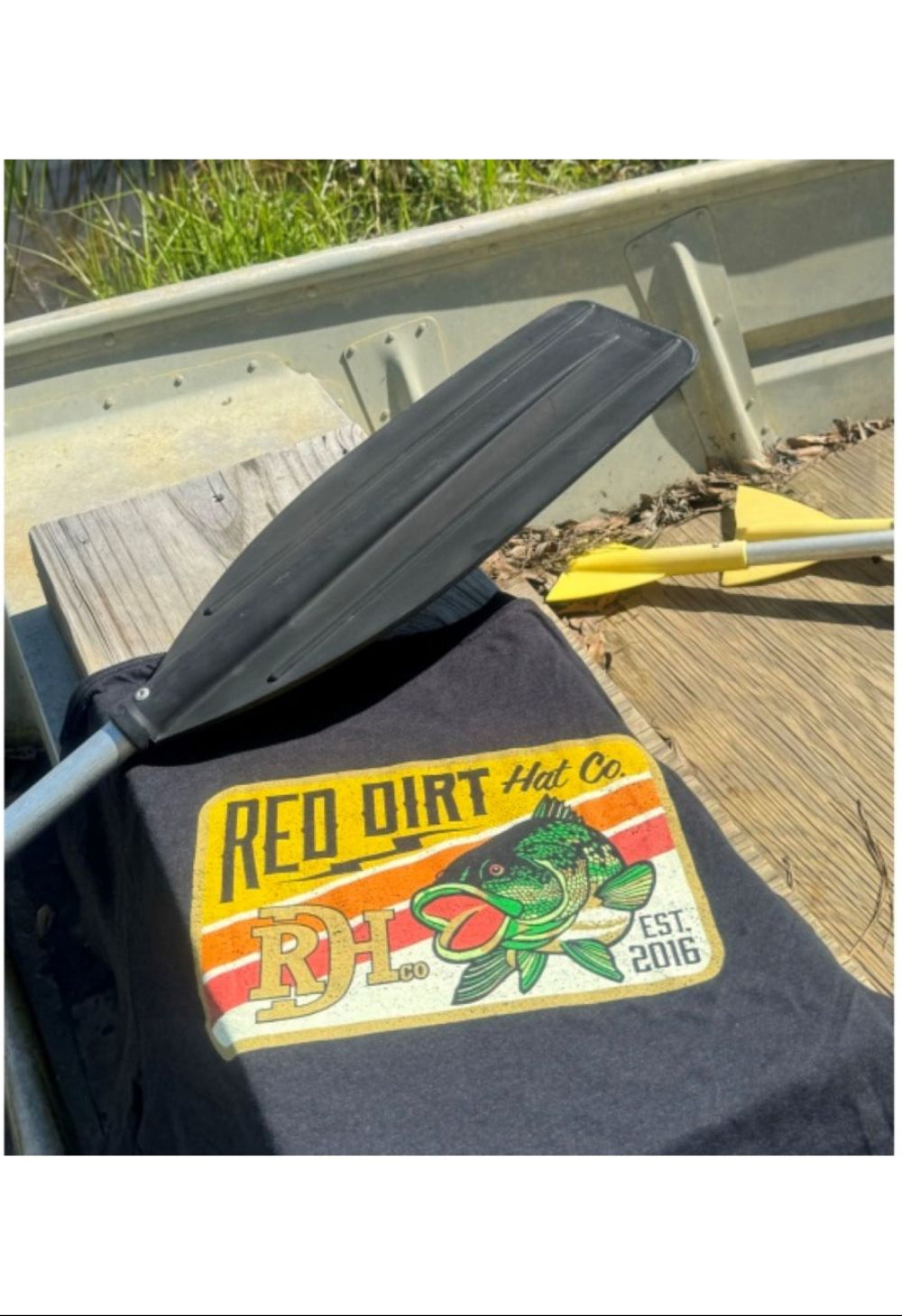 Red Dirt Hat Co. Men's Black & Bass Logo Graphic T-Shirt - Black