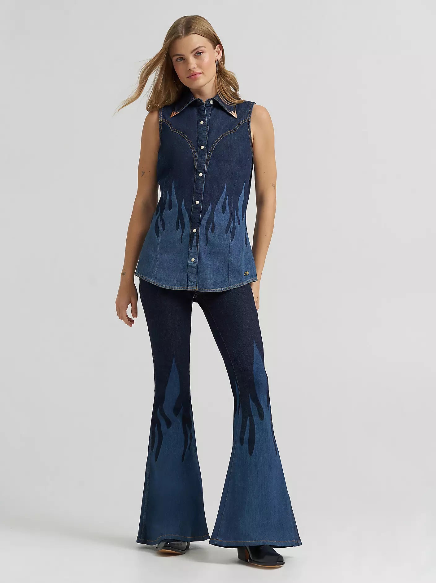 Wrangler  Women's Lainey Wilson x Flame Sleeveless Denim Shirt - Dark Denim