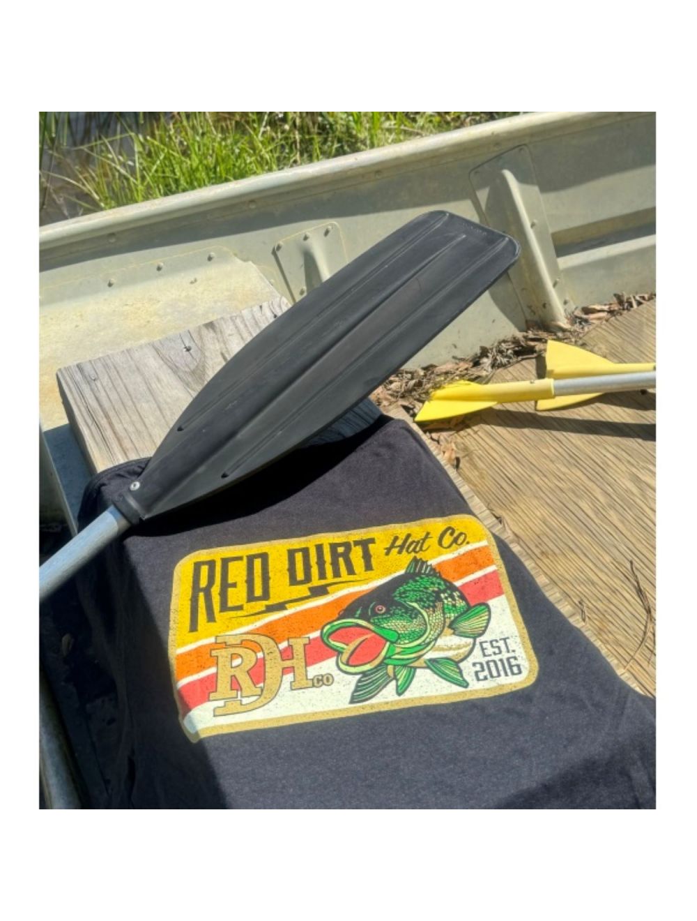 Red Dirt Hat Co. Men's Black & Bass Logo Graphic T-Shirt - Black