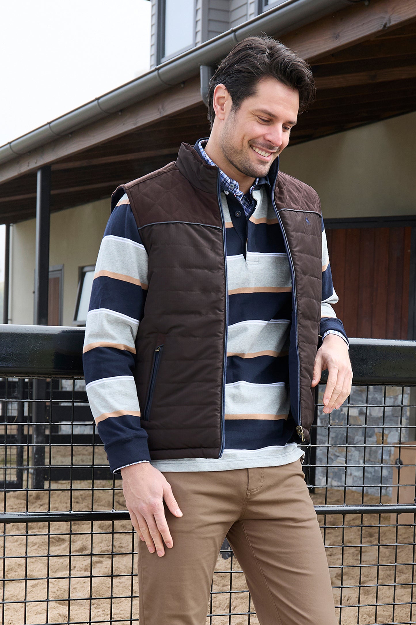 Thomas Cook Men's NATHAN REVS VEST - Dark Brown/Navy
